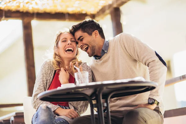 Schönes Liebespaar Das Einem Café Sitzt Und Kaffee Und Unterhaltung — Stockfoto