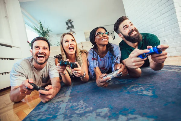 Grupo Amigos Juegan Videojuegos Juntos — Foto de Stock