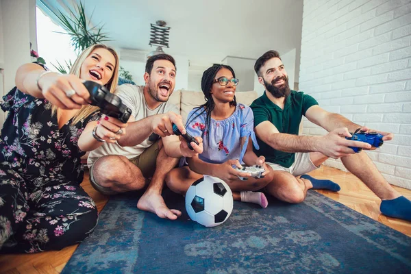 Grupo Amigos Juegan Videojuegos Juntos — Foto de Stock