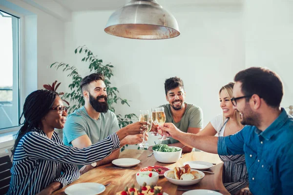 Gruppe Fröhlicher Junger Freunde Die Hause Abend Essen Gruppe Multiethnischer — Stockfoto