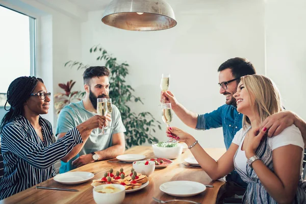 Gruppe Fröhlicher Junger Freunde Die Hause Abend Essen Gruppe Multiethnischer — Stockfoto