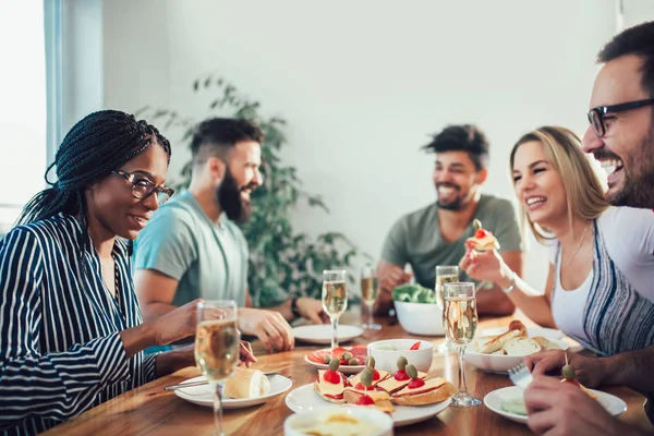 Gruppo Giovani Amici Felici Che Godono Cena Casa Gruppo Amici — Foto Stock