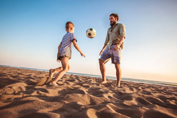 Gelukkig Vader Zoon Spelen Voetbal Voetbal Het Strand Met Geweldige — Stockfoto