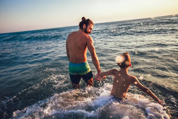 Vater Und Sohn Spielen Tagsüber Strand — Stockfoto