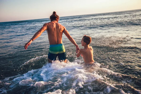 Padre Hijo Jugando Playa Durante Día — Foto de Stock