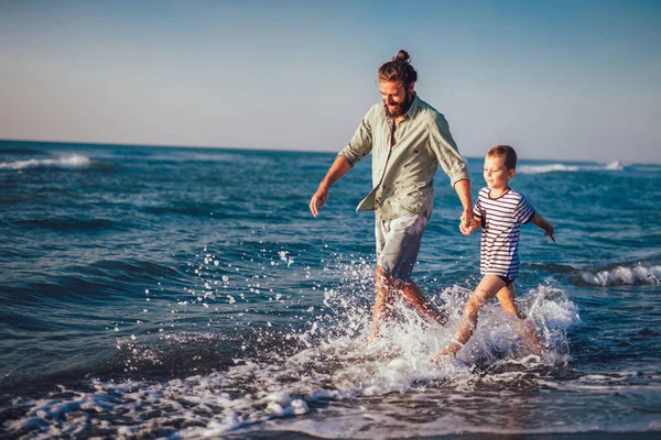 Feliz Pai Filho Homem Menino Criança Correndo Divertindo Areia Ondas — Fotografia de Stock