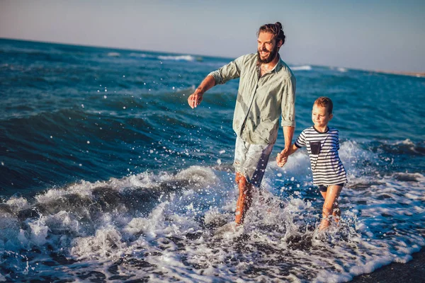 Gelukkig Vader Zoon Man Jongen Kind Uitgevoerd Plezier Het Zand — Stockfoto