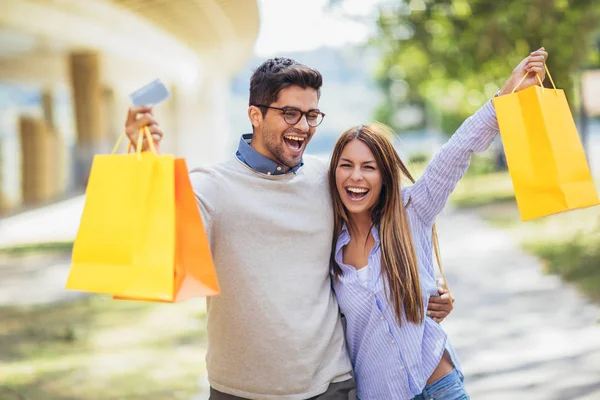 Ritratto Coppia Felice Con Shopping Bags Dopo Shopping Città Sorridente — Foto Stock