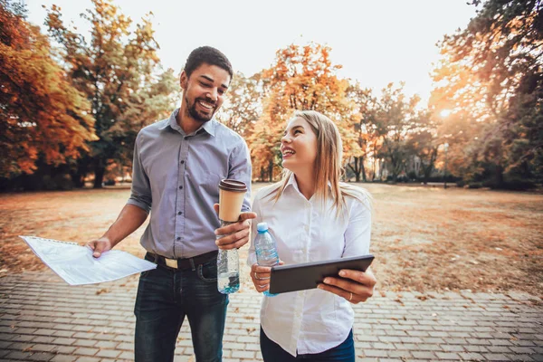 Casual Zakenman Zakenvrouw Drinken Koffie Buiten Koffiepauze — Stockfoto