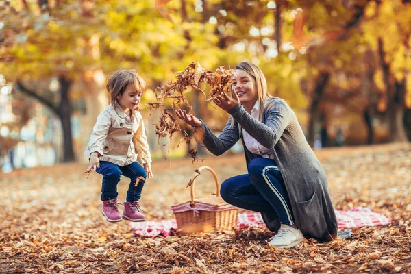 Mother Daughter Park Enjoying Beautiful Autumn Nature — Stock Photo, Image