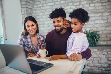 Kız ve karışık yarış veliler evde dizüstü bilgisayar kullanmak