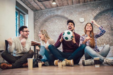 Mutlu arkadaş ya da futbol tv ve zaferini kutluyor izlerken futbol taraftarları. Dostluk, spor ve eğlence kavramı.