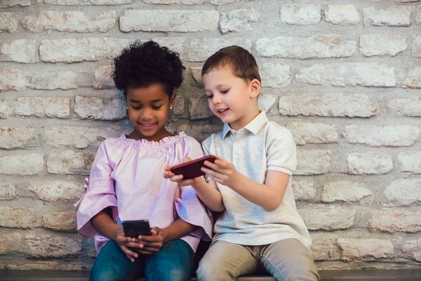 Diversidad Niños Amigos Usando Dispositivos Digitales Concepto Fondo Pared Ladrillo — Foto de Stock