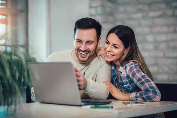 Pareja Joven Usando Ordenador Portátil Escritorio Casa — Foto de Stock