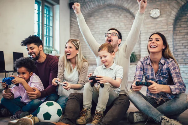 Dos Parejas Razas Mixtas Juegan Videojuegos Con Sus Hijos Divirtiéndose — Foto de Stock