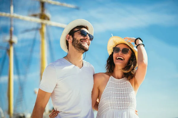 Glückliches Junges Paar Beim Spaziergang Hafen Eines Touristischen Seebades Mit — Stockfoto