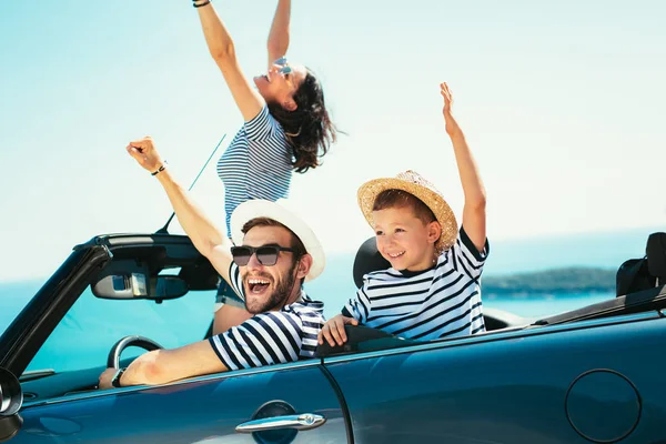 Gelukkige Familie Reis Auto Naar Zee Mensen Met Plezier Cabriolet — Stockfoto