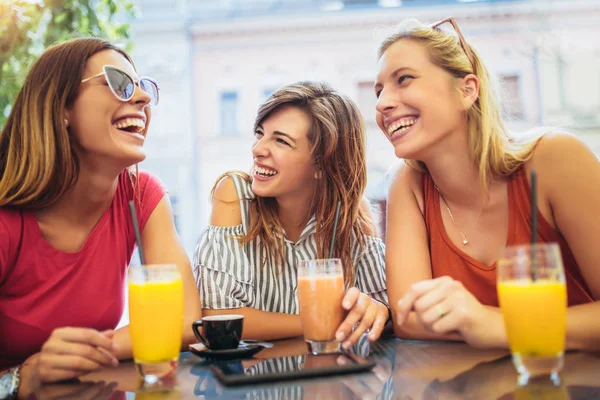 Drie Mooie Vrienden Een Cafe Met Plezier — Stockfoto