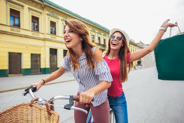 Δύο Όμορφες Γυναίκες Ψώνια Για Ποδήλατο Στην Πόλη — Φωτογραφία Αρχείου