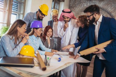 Arap ve Batı iş adamları yatırımlar hakkında konuşma