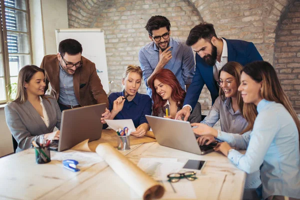 Gruppo Uomini Affari Incontrano Discutere Idee Ufficio Moderno — Foto Stock