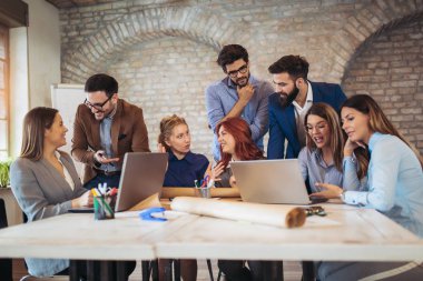 Modern ofis fikirleri tartışmak üzere toplantıya grup iş adamları