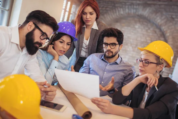 Reunión Con Equipo Ingenieros Que Trabajan Proyecto Construcción Mesa —  Fotos de Stock