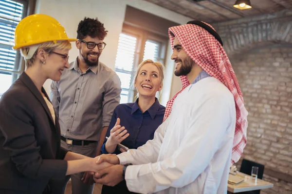 ビジネス チーム歓迎アラビアの実業家の陽気なグループ — ストック写真