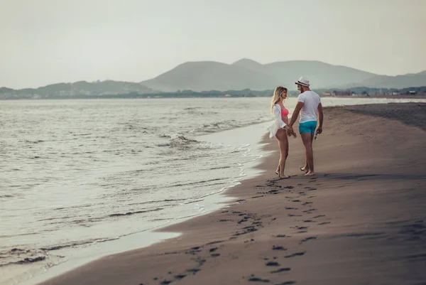 Milovníky Pár Lásce Baví Chodit Pláži — Stock fotografie