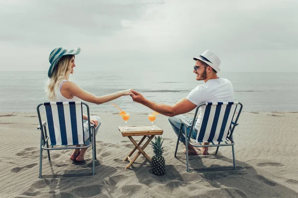 Пара Стільці Розслабляється Пляжі Щаслива Пара Насолоджується Пляжі Під Час — стокове фото