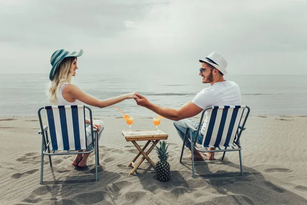 Couple Deck Chair Relaxing Beach Happy Couple Enjoy Beach Summer — Stock Photo, Image