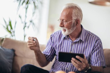 Komuta sizde evde otururken online alışveriş yaparken