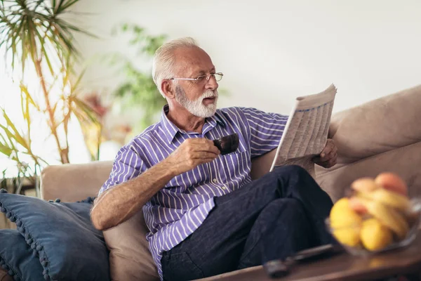 Старший Чоловік Вдома Читає Газету — стокове фото