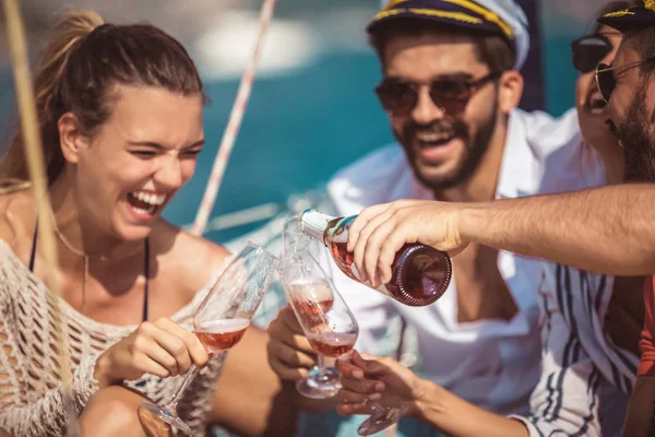 Amigos Sorridentes Navegando Iate Férias Viagens Mar Amizade Conceito Pessoas — Fotografia de Stock