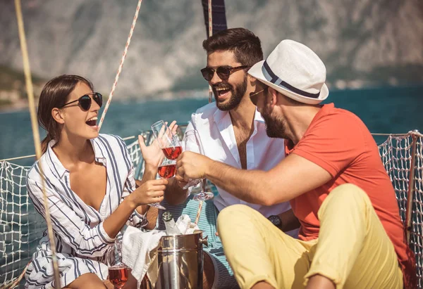 Amigos Sorridentes Navegando Iate Férias Viagens Mar Amizade Conceito Pessoas — Fotografia de Stock