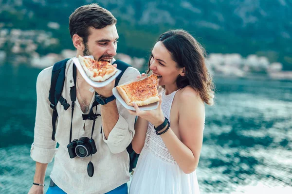 Gelukkige Paar Van Toeristische Pizza Eten Straat — Stockfoto