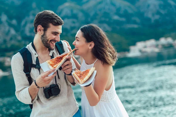 Glad Par Turist Spise Pizza Gaden - Stock-foto