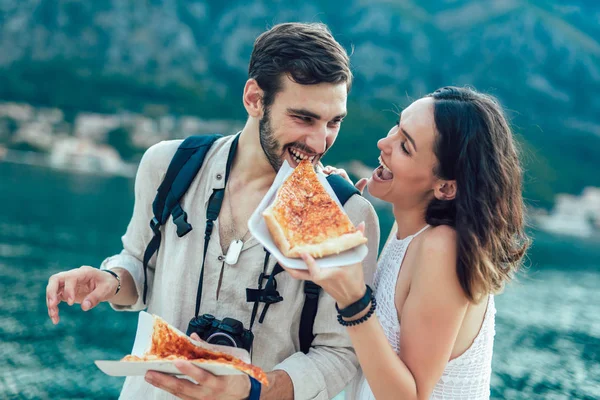 Heureux Couple Touristes Manger Pizza Dans Rue — Photo