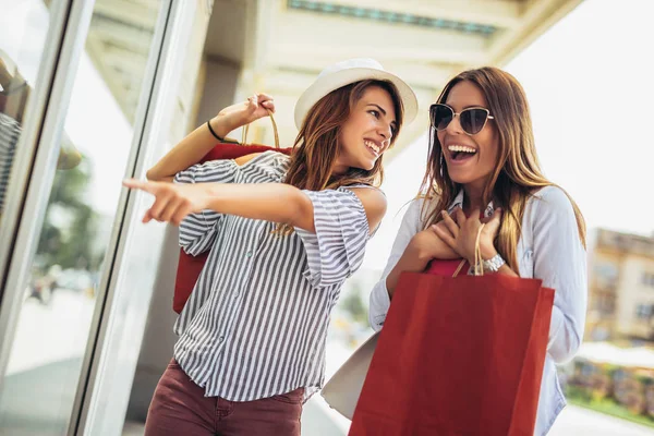 Mooie Vrouw Met Boodschappentassen Stad Sale Winkelen Toerisme Happy People — Stockfoto