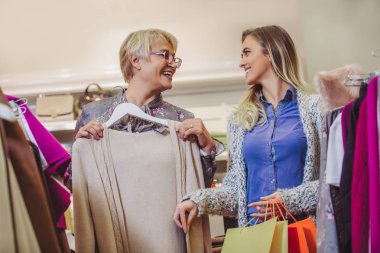 Anne ve alışveriş merkezi birlikte yetişkin kızı