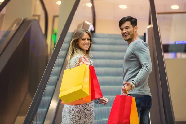 Joyeux Jeune Couple Faisant Shopping Tenant Des Sacs — Photo