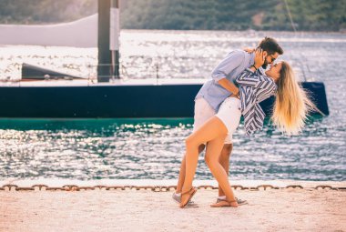 Deniz kıyısında yürüyerek yaz vaktinizi aşk, Çift