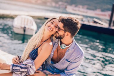 Deniz kıyısında yürüyerek yaz vaktinizi aşk, Çift