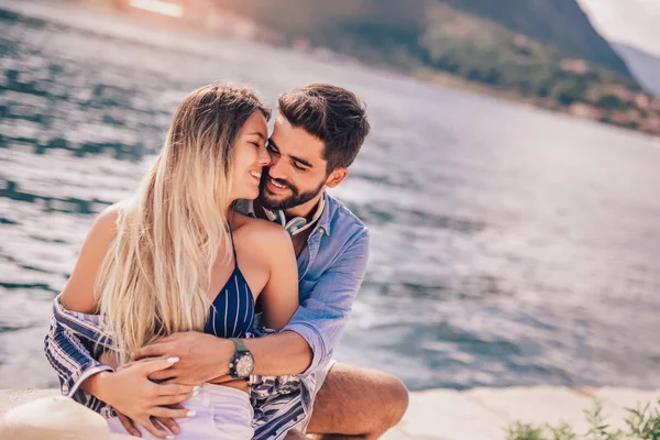 Paar Liefde Genieten Van Zomer Tijd Door Lopen Oever Van — Stockfoto