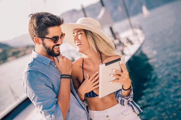 情侣在爱 享受海上夏季时间 使用数字平板电脑 — 图库照片