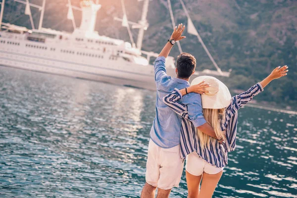 Paar Liefde Genieten Van Zomer Tijd Door Lopen Oever Van — Stockfoto