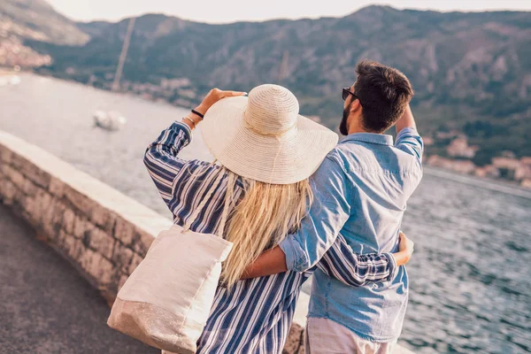 海の上を歩いて夏の時間を楽しむカップル — ストック写真