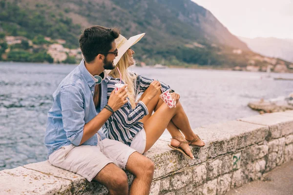 Paar Liefde Genieten Van Zomer Tijd Door Lopen Oever Van — Stockfoto