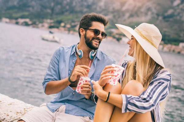 Paar Liefde Genieten Van Zomer Tijd Door Lopen Oever Van — Stockfoto