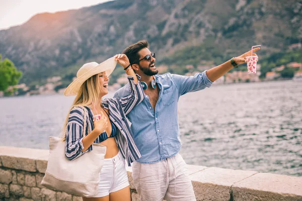 Couple Love Enjoying Summer Time Walking Bank Sea — Stock Photo, Image